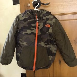 North Face Boys reversible camo jacket Size 4T like new EUC